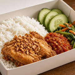 Nasi kotak berisi nasi putih, ayam bawang putih, sambal, tumis sayur, dan timun